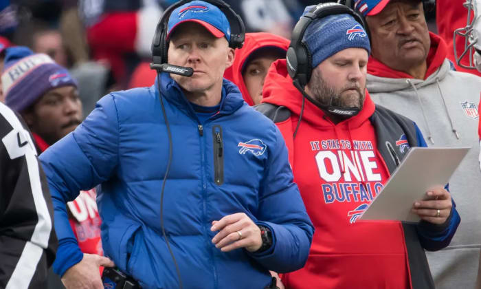 McDermott and Daboll during a game in 2018.
